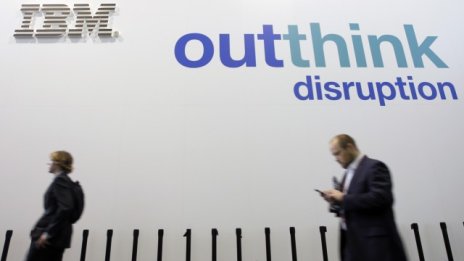 IBM отчете най-слабите си приходи за тримесечие от 14 години насам