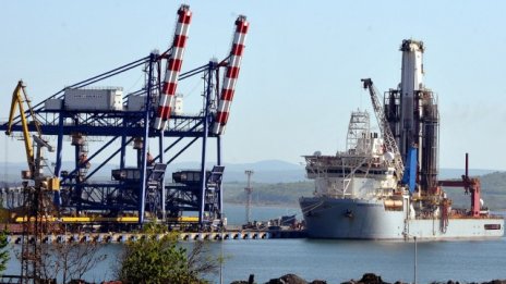 В Бургас пристигна корабът, който ще търси газ и нефт в блок "Хан Аспарух"