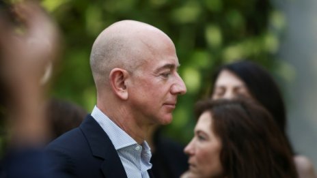 Amazon съкращава стотици служители