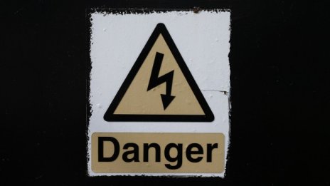 Великобритания се готви да въведе пределна цена на тока