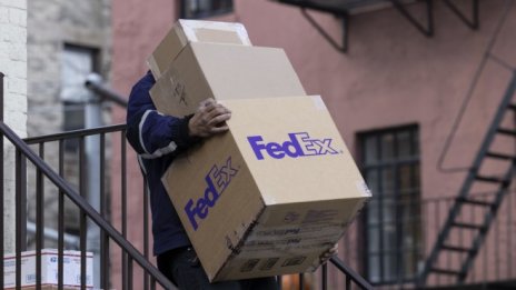 Бумът на онлайн поръчките увеличава печалбата на Fedex