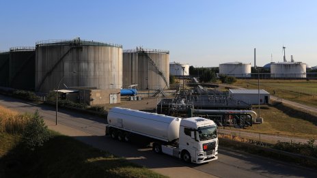 Петролът поскъпва насред опасения за увеличена затегнатост на пазара*