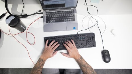 Свързани с Иран киберпрестъпници атакуват лица от предизборните щабове в САЩ