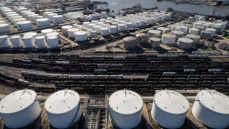 Цената на сорта Брент се срива с 14% след нови коментари на Тръмп за Иран*