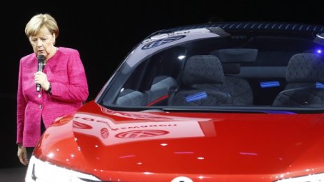 Меркел: Автомобилната индустрия трябва да възстанови доверието