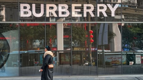Инвеститорите в Burberry следят за признаци за възстановяване 
