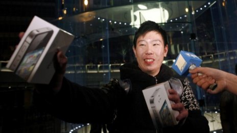 Масови безредици принудиха Apple да спре продажбите на iPhone 4S в Китай 