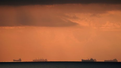 Цената на Брент се срина с 30% до 32,05 долара за барел