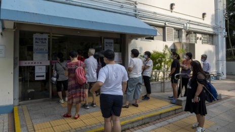 Възстановяването в китайския сектор на услугите се забавя, но продължава