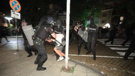 126 арестувани граждани и 80 ранени полицаи след снощните протести