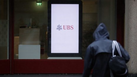Младшите банкери на UBS ще получат по-високи заплати 