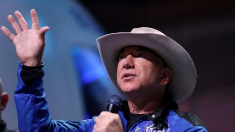 Безос упражнява натиск над НАСА с предложение за милиарди