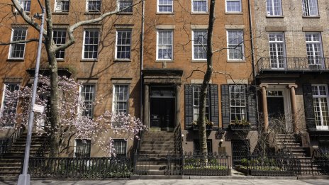 Все повече нюйоркчани получават, а не купуват жилищата си