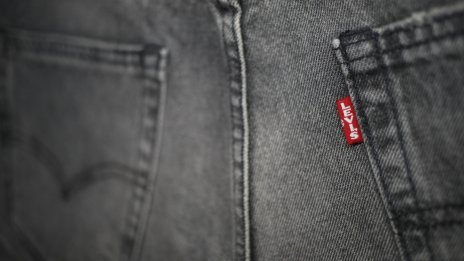 Акциите на Levi's отчетоха рекорден спад след удар върху маржовете