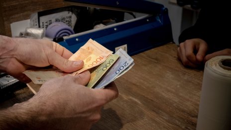 Над 211% инфлация – как жителите на Аржентина се справят с най-бързия ръст на цените от 30 години