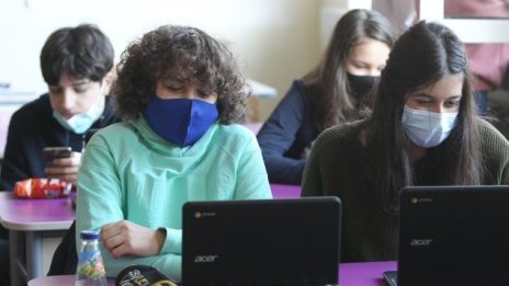 Проф. Велизарова: Маските може да отпаднат при редовно тестване в училищата