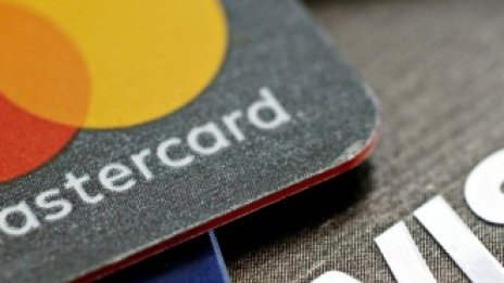 Търговци във Великобритания спечелиха ключово дело срещу Mastercard и Visa