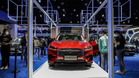 Как Tesla напусна света на неинвестиционния рейтинг