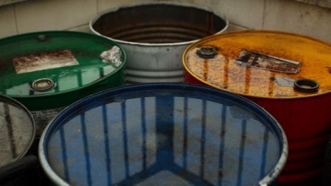 Американският петрол се насочва към най-резкия си месечен спад от над година