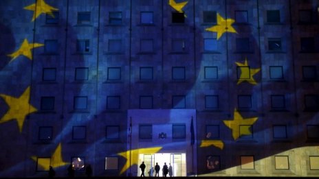 Летните илюзии в Европа се топят с настъпването на новия политически сезон