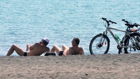 Наесен Варна предприема мерки срещу замърсяването на Офицерския плаж