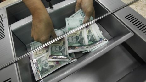 Средната работна заплата нараства до 1260 лева в края на юни