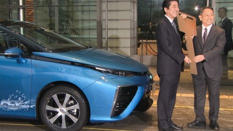 Първата Toyota Mirai бе връчена на японския премиер