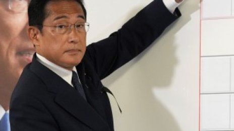 Управляващата коалиция в Япония води убедително на изборите след убийството на Абе