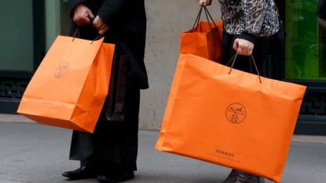 Защо търговците на луксозни стоки най-сетне прегърнаха онлайн продажбите