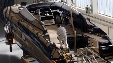 И италианският производител на луксозни яхти Ferretti ще акостира на борсата