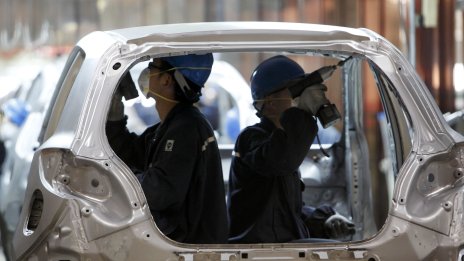 Toyota използва система от рециклирани батерии, за да захранва завод на Mazda