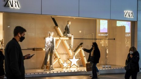 Омикрон е натежал на продажбите на собственика на Zara през коледното тримесечие