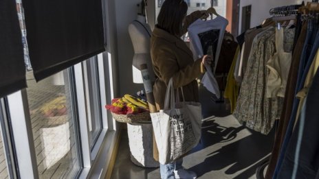 Ръстът на продажбите на дребно в САЩ се забавя през февруари