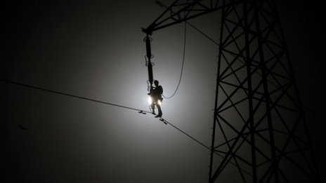 Сделки с електроенергия засега ще се сключват само през борсата