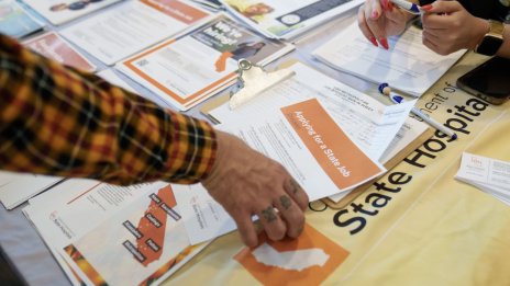 Молбите за помощи при безработица в САЩ са намалели най-рязко от месец насам
