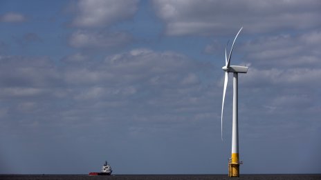 Великобритания към Тръмп: Няма да се откажем от офшорните вятърни паркове
