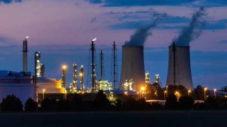 Петролът поскъпва, но все още е напът да отбележи седмичен спад*