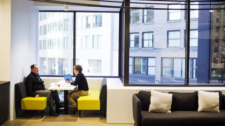 Завръщането в офисите се препъна