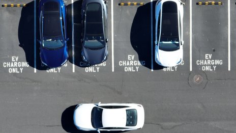 Ръстът на продажбите на електромобили в САЩ се забавя в края на 2023 г.
