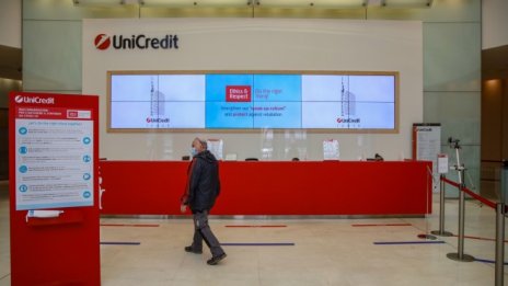 UniCredit се завърна към печалбата след най-лошата си загуба от три години