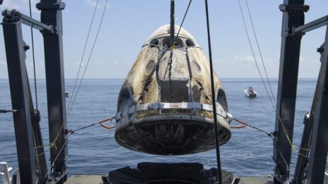 Какво значи за NASA успехът на SpaceX?