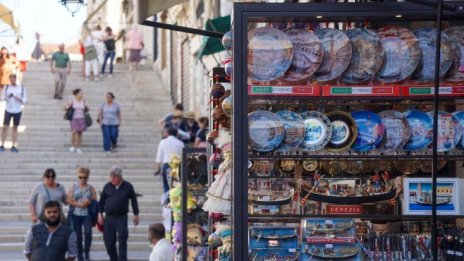 Туристическите пътувания се свиват наполовина през първите три месеца