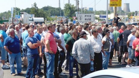 Фермери блокираха русенския Дунав мост заради срива в цените на млякото