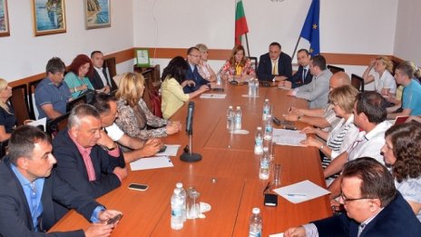 Ангелкова поиска три пъти повече пари за реклама на туризма за 2016 г.