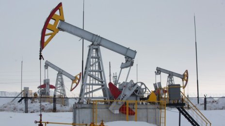 Петролът поевтинява след завърнали се опасения от омикрон щама*