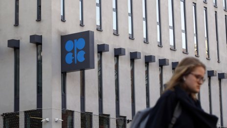 ОПЕК+ задълбочава съкращенията на производството с нови 1 млн. барела дневно