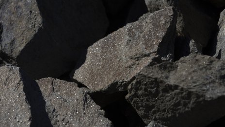 Китай затяга контрола върху износа на графит за електромобилни батерии