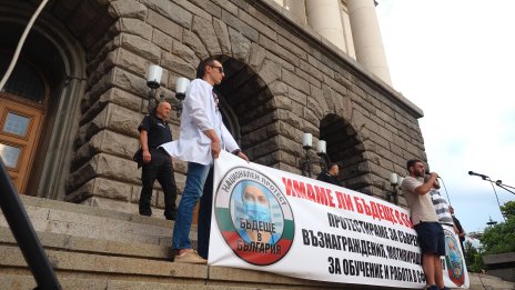 Частни болници предлагат стипендии за новозавършилите лекари вместо гарантирани заплати