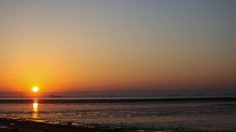 Търговският поток през Суецкия канал е спаднал с 42% за два месеца