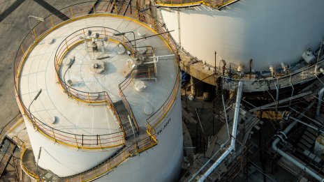 Нарастващото предлагане тласка цената на петрола надолу*